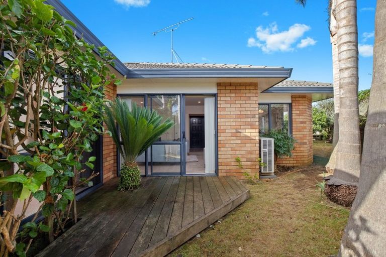 Photo of property in 16 Ranch Place, Pukekohe, 2120