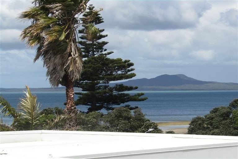 Photo of property in 2/50 Masterton Road, Rothesay Bay, Auckland, 0630