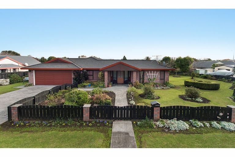 Photo of property in 3 Brookesmith Drive, Waiuku, 2123