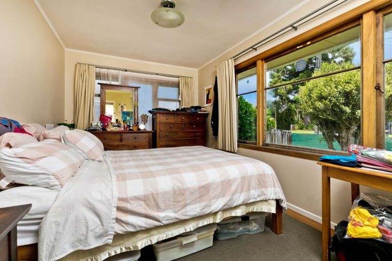 Photo of property in 18 Ward Crescent, Te Atatu Peninsula, Auckland, 0610
