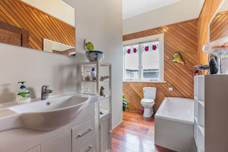 Photo of property in 5 Collingwood Road, Waiuku, 2123