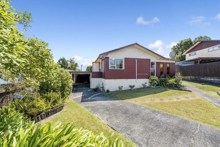 Photo of property in 19 Pankhurst Place, Sunnyvale, Auckland, 0612