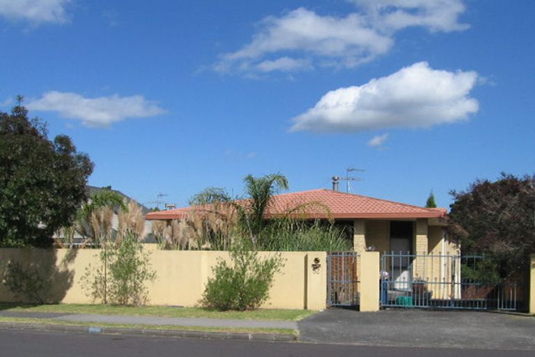 Photo of property in 52 Lagoon Way, West Harbour, Auckland, 0618