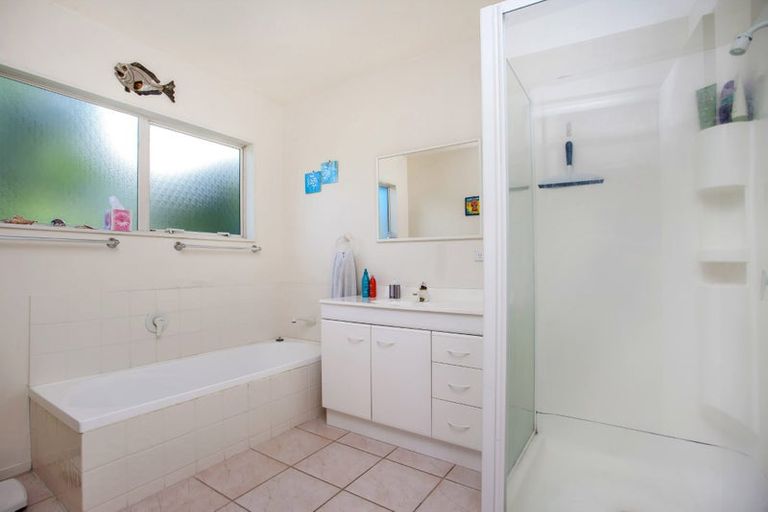 Photo of property in 6 Cayman Place, Unsworth Heights, Auckland, 0632