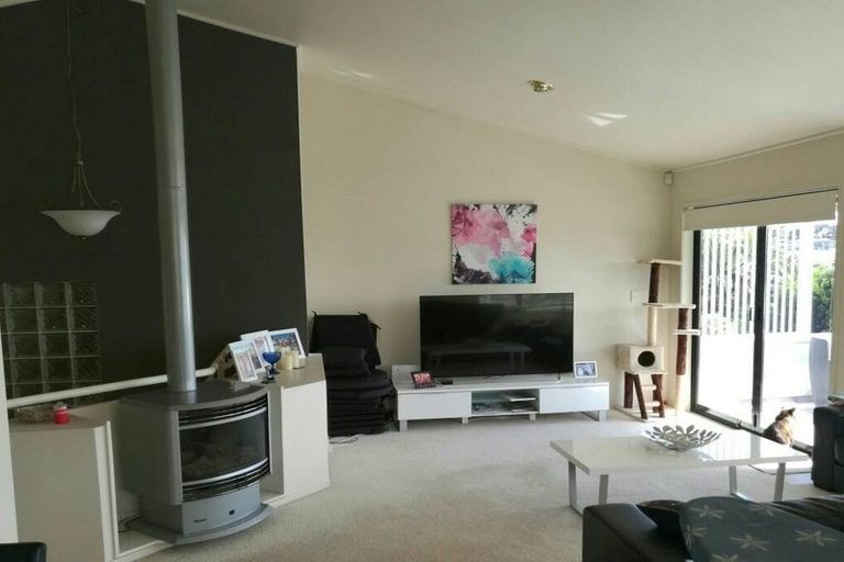 Photo of property in 2/33 Argo Drive, Half Moon Bay, Auckland, 2012