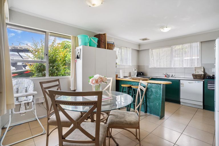 Photo of property in 75 Gossamer Drive, Pakuranga Heights, Auckland, 2010