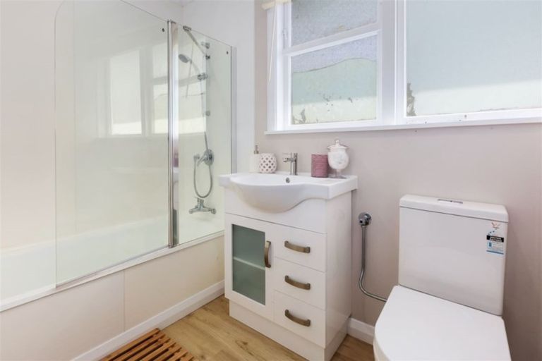 Photo of property in 2 Bedford Street, Cannons Creek, Porirua, 5024