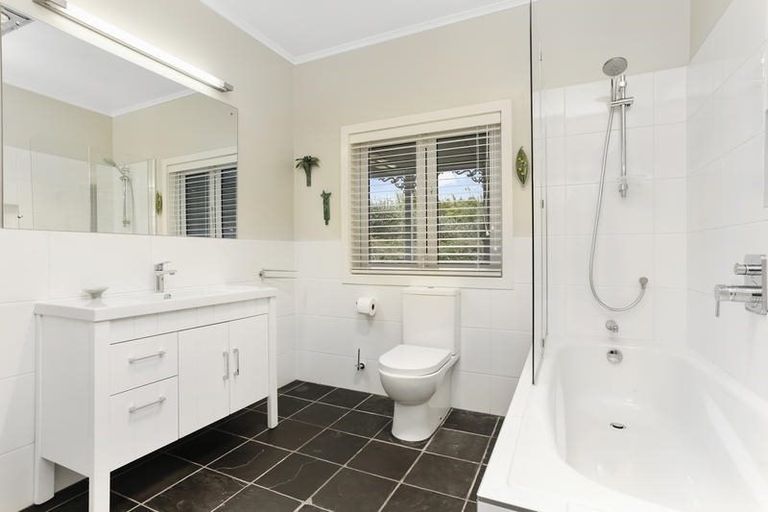 Photo of property in 249 Forest Hill Road, Waiatarua, Auckland, 0612