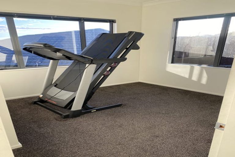 Photo of property in 84 Cypress Drive, Maungaraki, Lower Hutt, 5010