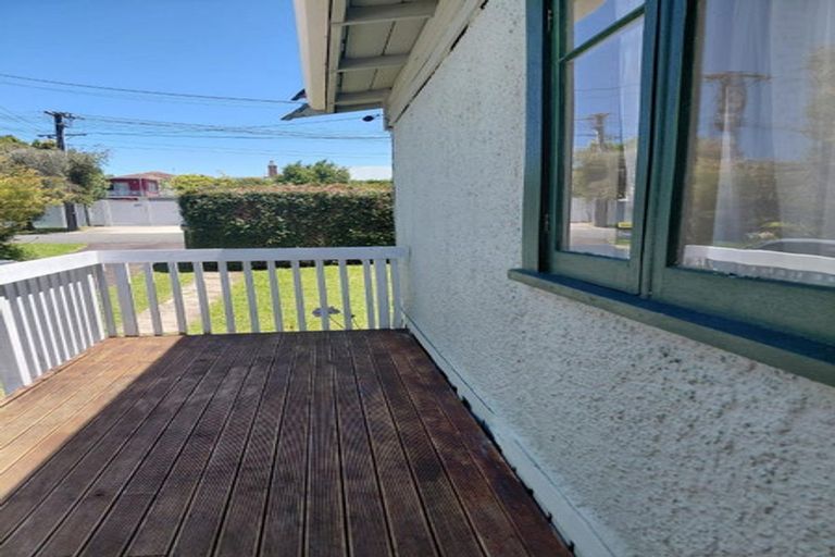 Photo of property in 1/12 Hinekohu Street, New Lynn, Auckland, 0600