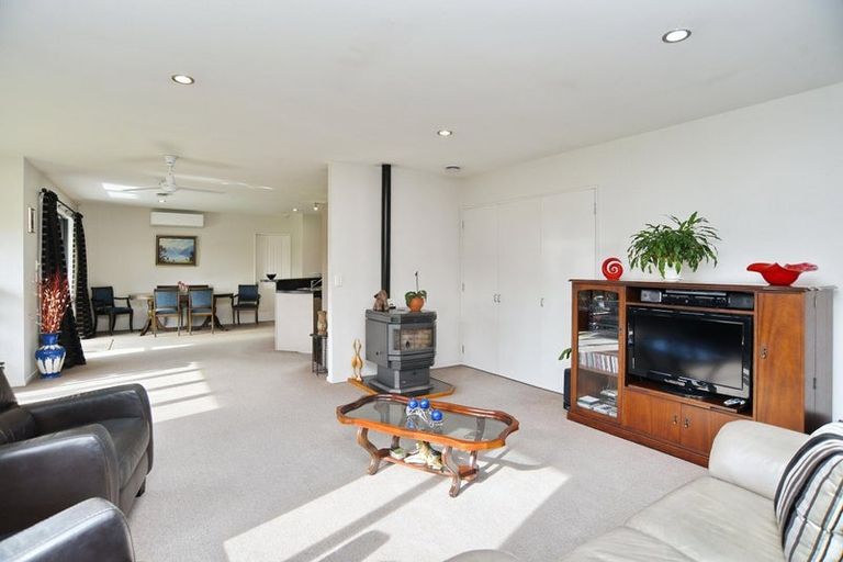 Photo of property in 8 Sheraton Place, Redwood, Christchurch, 8051