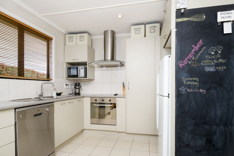 Photo of property in 4 Stafson Lane, Te Atatu Peninsula, Auckland, 0610