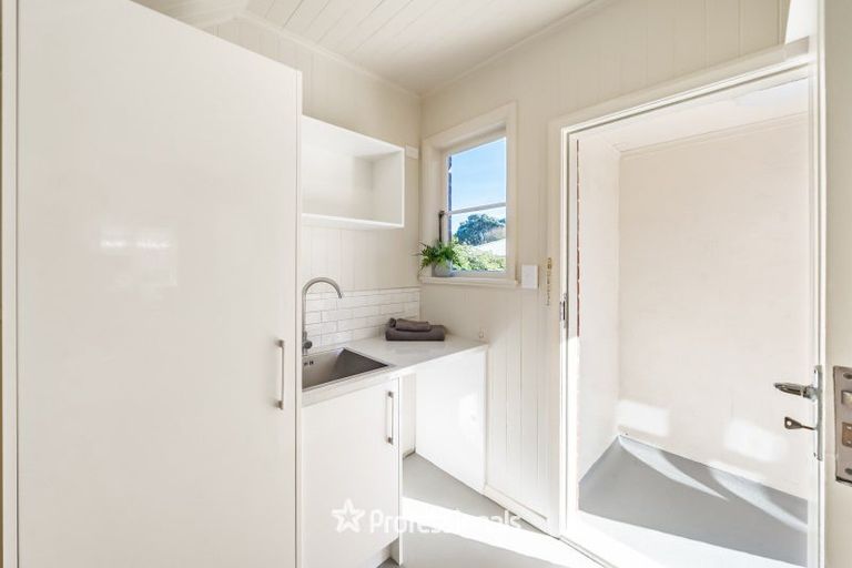 Photo of property in 215 Knights Road, Hutt Central, Lower Hutt, 5011