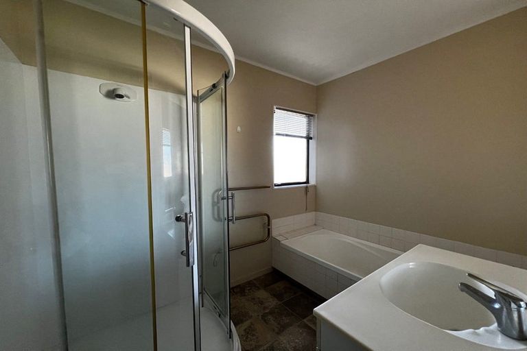 Photo of property in 2/21 Heathglen Place, Bayview, Auckland, 0629