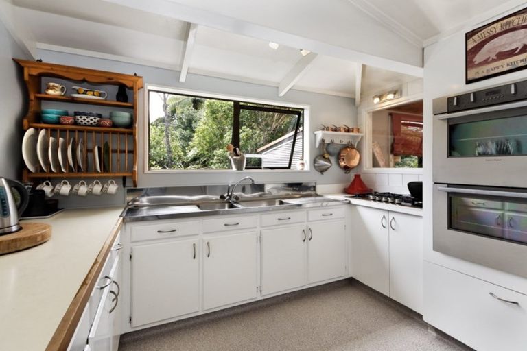 Photo of property in 256 Piha Road, Piha, New Lynn, 0772