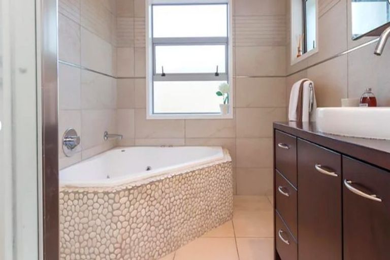 Photo of property in 1/58 Hattaway Avenue, Bucklands Beach, Auckland, 2012