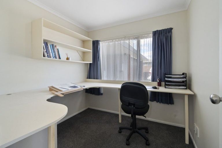 Photo of property in 8 Sunshine Place, Kelvin Grove, Palmerston North, 4414