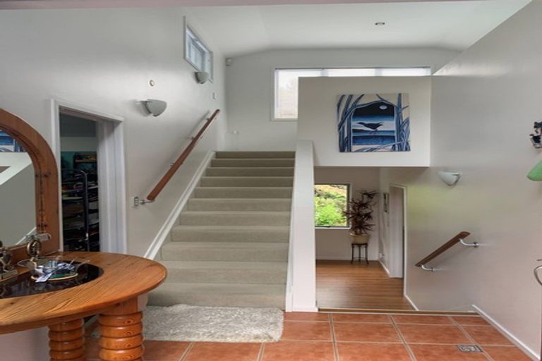 Photo of property in 9 Springwater Vale, Unsworth Heights, Auckland, 0632