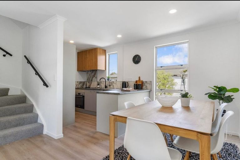 Photo of property in 2 Verdale Circle, Glen Eden, Auckland, 0602