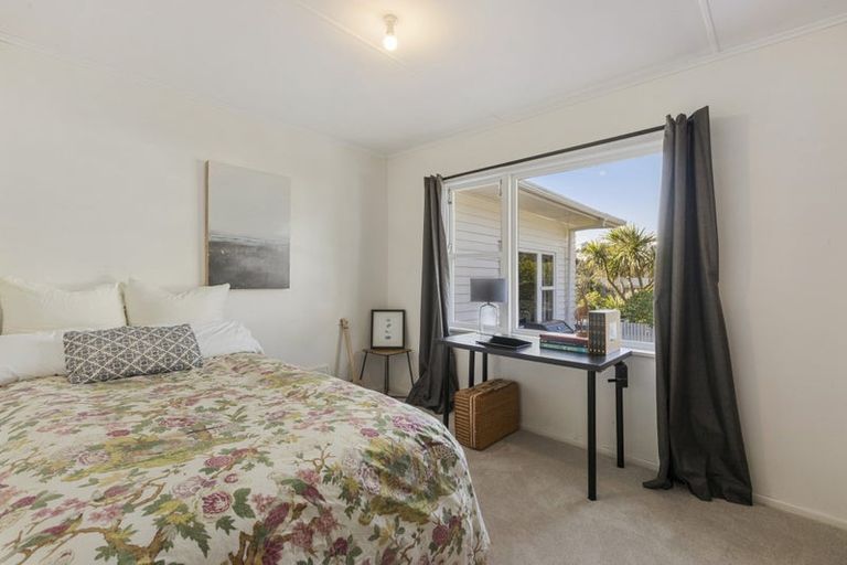 Photo of property in 10 Liddel Grove, Island Bay, Wellington, 6023