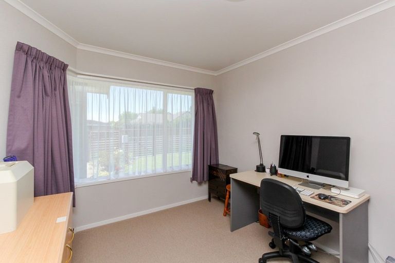 Photo of property in 18 Veale Road, Frankleigh Park, New Plymouth, 4310