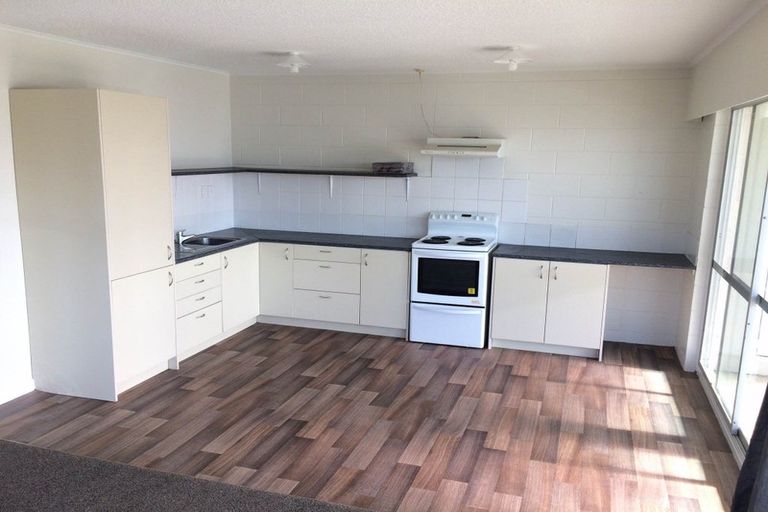 Photo of property in 98 Tirimoana Road, Te Atatu South, Auckland, 0602
