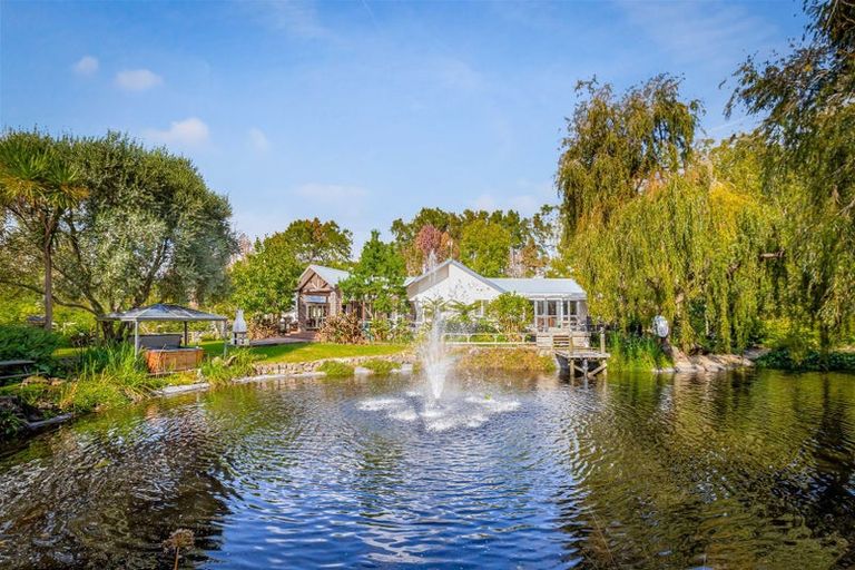 Photo of property in 252 Boord Crescent, Kumeu, 0891