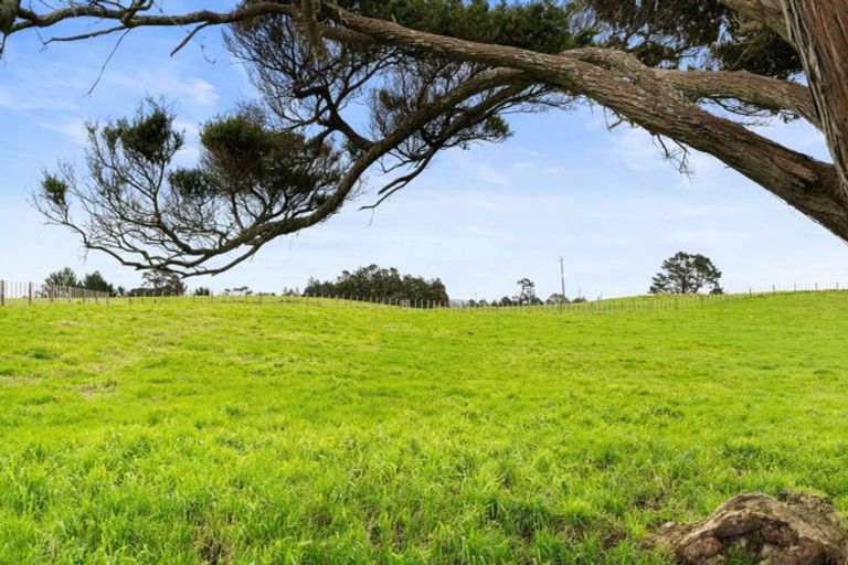 Photo of property in 2590 Awhitu Road, Awhitu, 2684