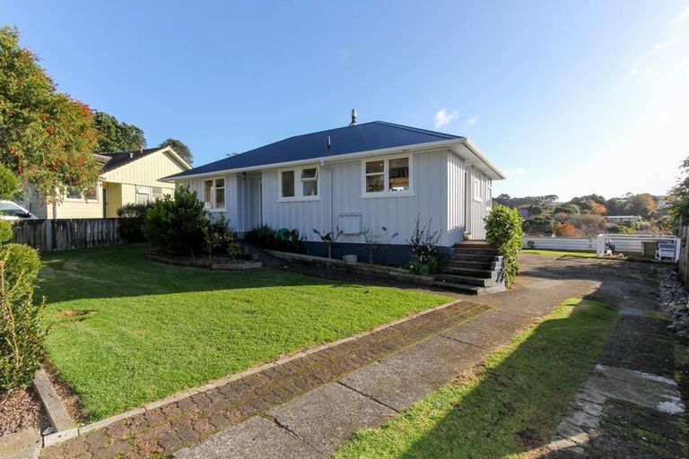 Photo of property in 12 Marton Place, Marfell, New Plymouth, 4310