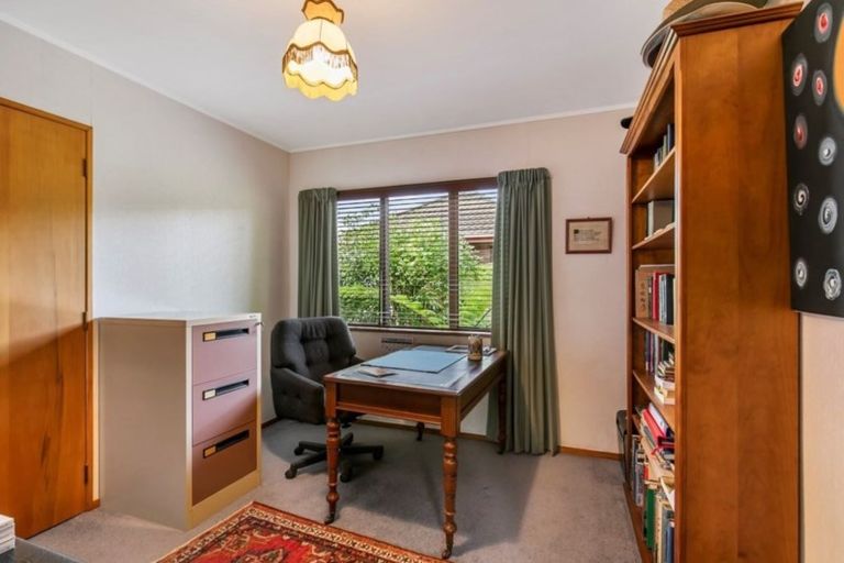 Photo of property in 2/5 Wernham Place, Northcote, Auckland, 0626