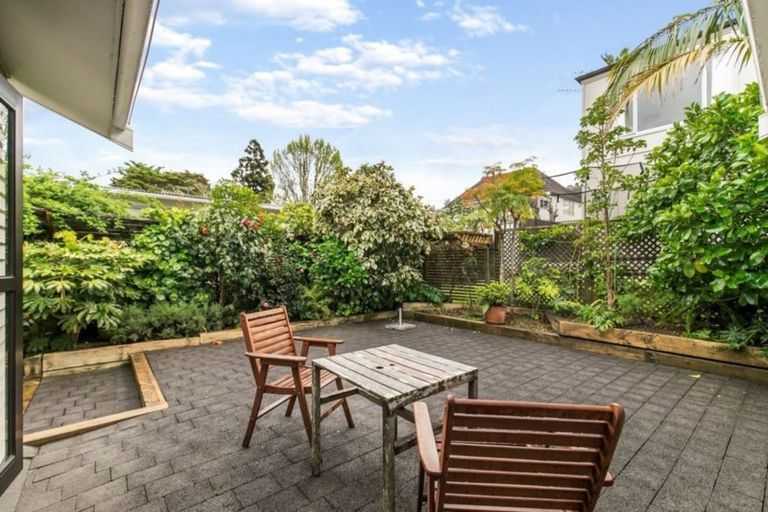 Photo of property in 2/5 Wernham Place, Northcote, Auckland, 0626