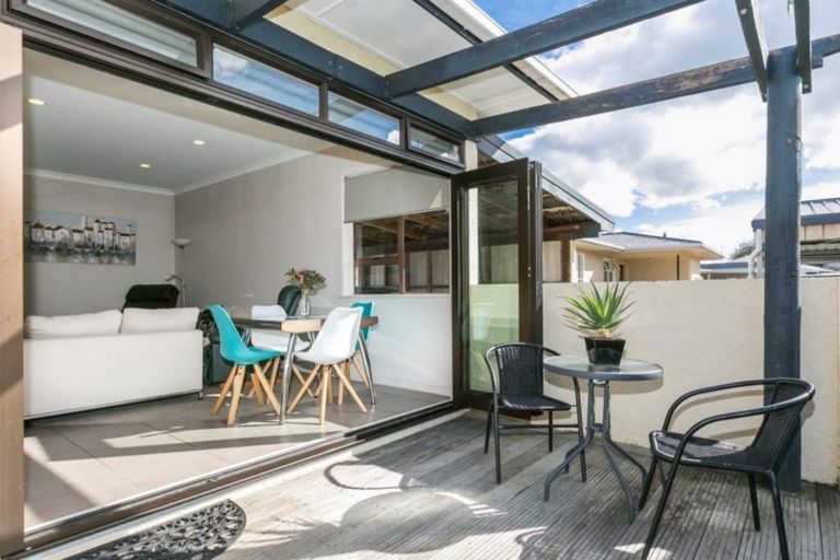 Photo of property in 6 Hinton Road, Taradale, Napier, 4112