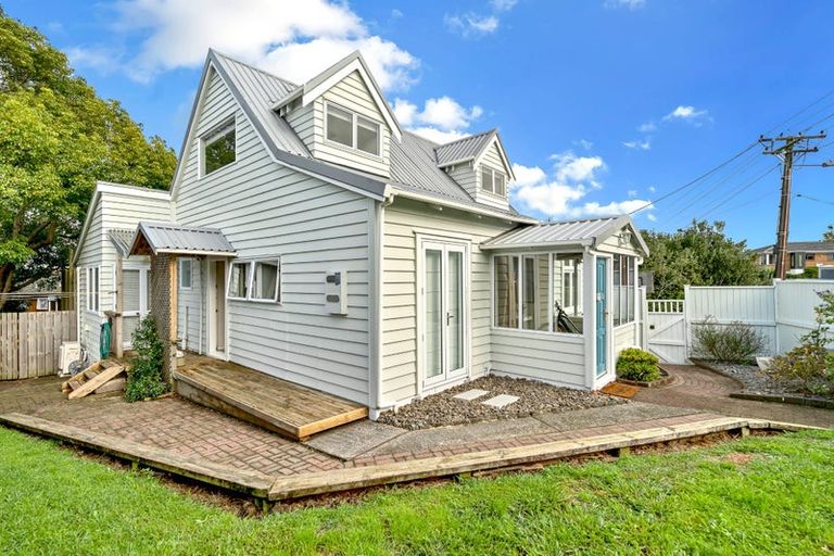 Photo of property in 2/17 Tobruk Crescent, Milford, Auckland, 0620