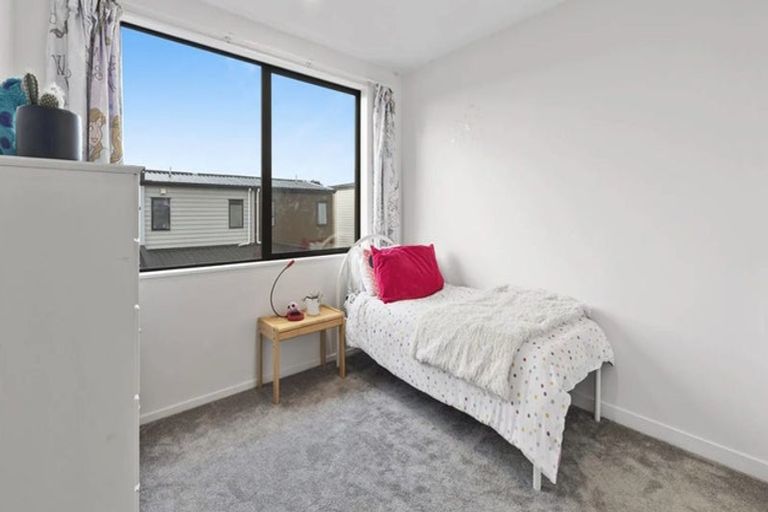 Photo of property in 5 Bloom Crescent, Sunnyvale, Auckland, 0612