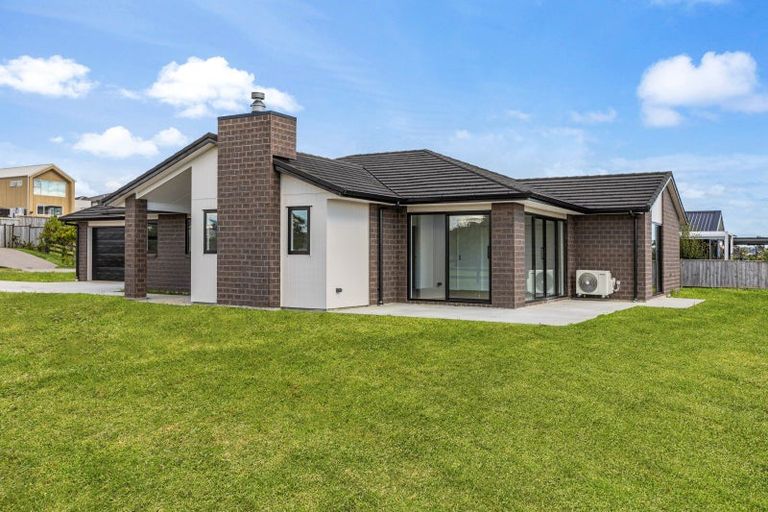 Photo of property in 73 Tahuna Minhinnick Drive, Glenbrook, 2681