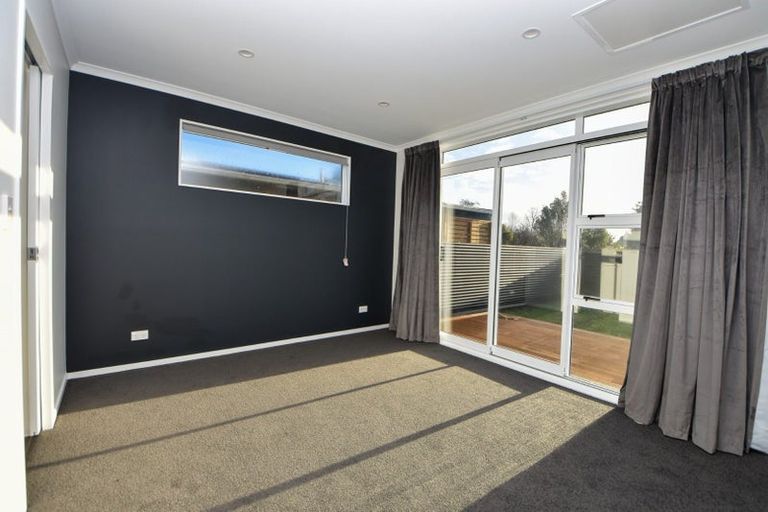 Photo of property in 2f Garner Place, Glenfield, Auckland, 0629