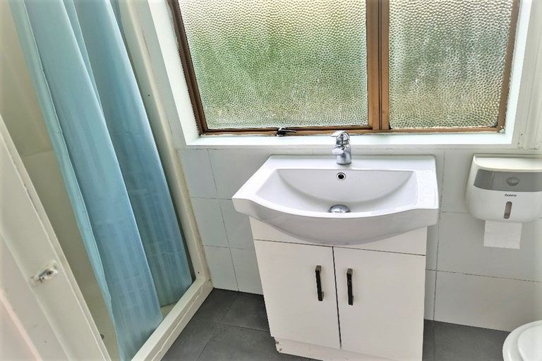 Photo of property in 17 Covil Avenue, Te Atatu South, Auckland, 0610