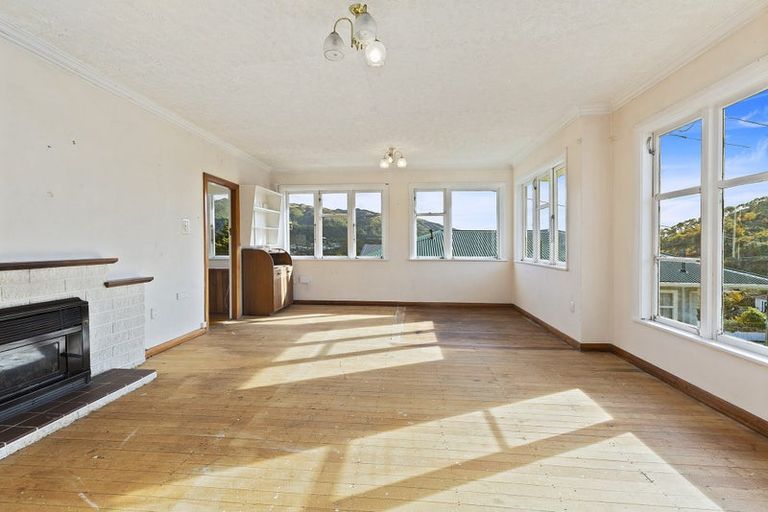 Photo of property in 34 Raroa Terrace, Tawa, Wellington, 5028