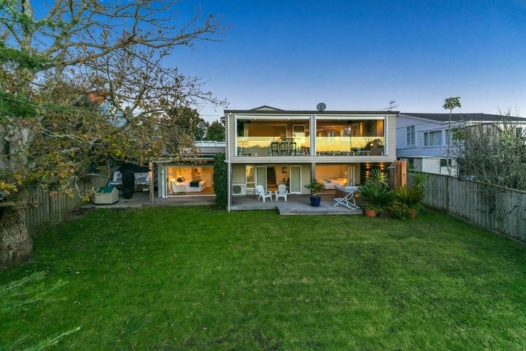 Photo of property in 9 Outlook Road, Greenhithe, Auckland, 0632