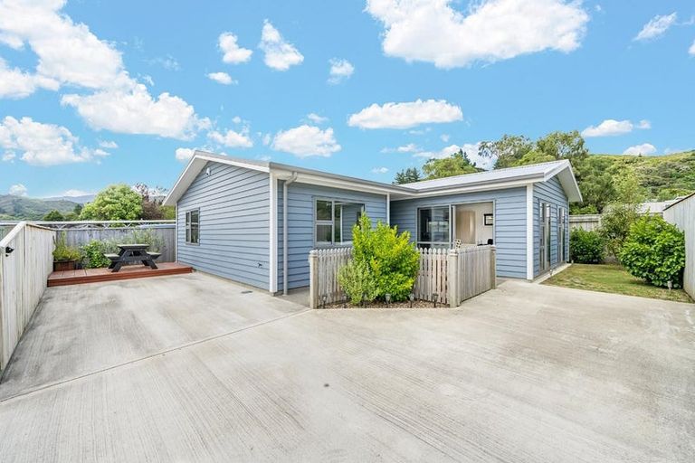 Photo of property in 25c Wainuiomata Road, Wainuiomata, Lower Hutt, 5014