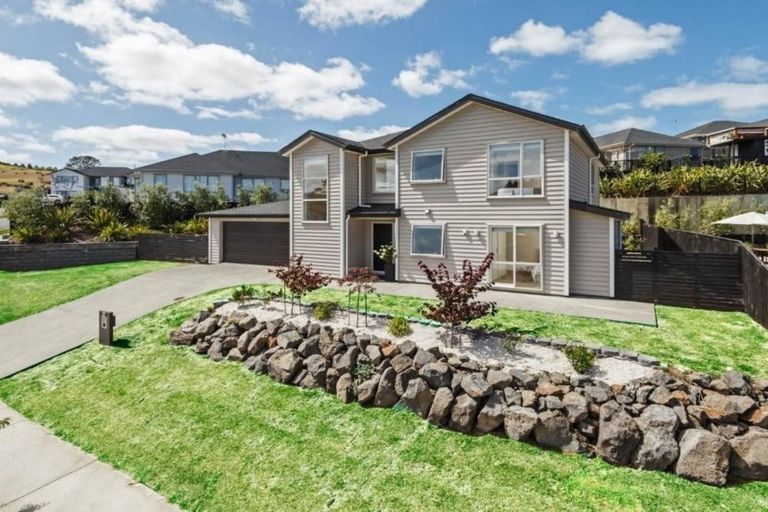 Photo of property in 22 Syd Grant Crescent, Orewa, 0931