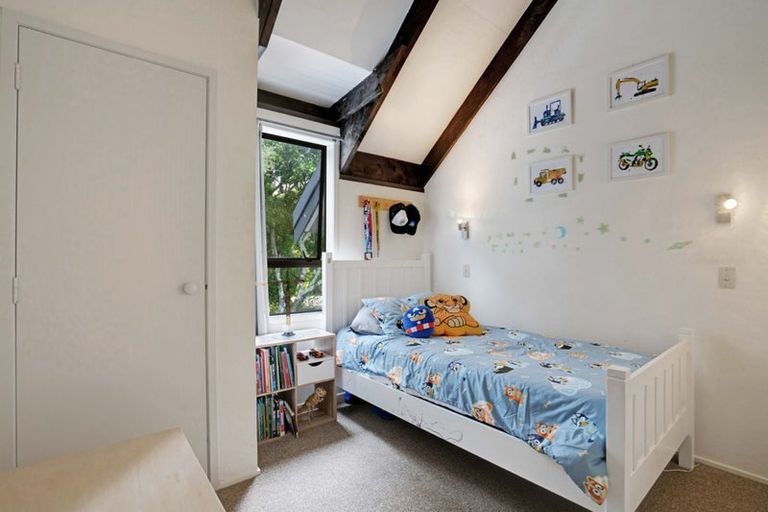 Photo of property in 2/5 Eugen Place, Bayview, Auckland, 0629