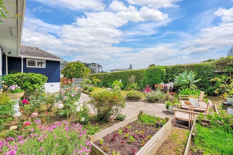 Photo of property in 16 Phelps Place, Glendene, Auckland, 0602