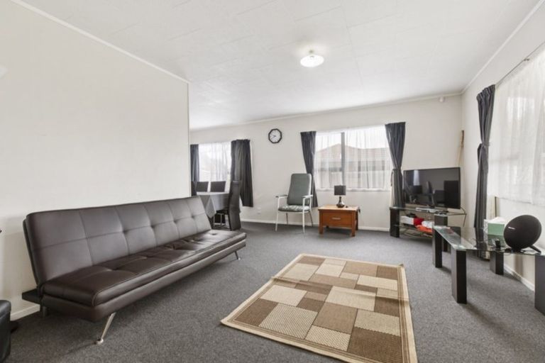 Photo of property in 2/5 Pureora Place, Clendon Park, Auckland, 2103