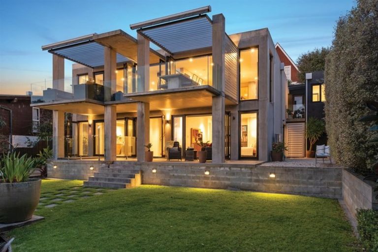 Photo of property in 2/272 Hurstmere Road, Takapuna, Auckland, 0622