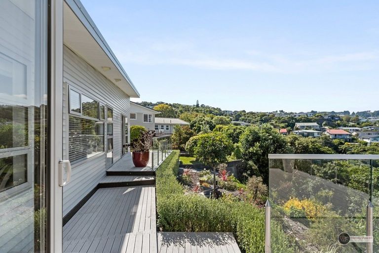 Photo of property in 37 Pekanga Road, Normandale, Lower Hutt, 5010