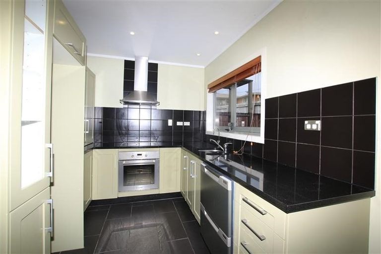 Photo of property in 63 Sheridan Drive, New Lynn, Auckland, 0600