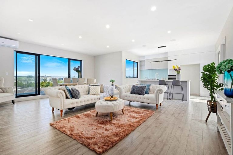 Photo of property in 15a Living Stream Road, Albany Heights, Auckland, 0632