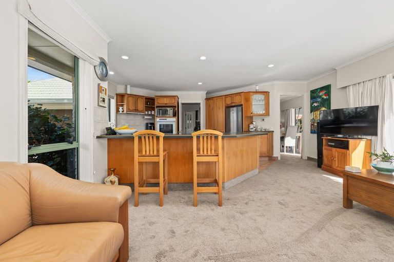 Photo of property in 16 Cranbrook Grove, Waikanae, 5036