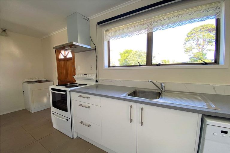Photo of property in 39 Oreil Avenue, West Harbour, Auckland, 0618
